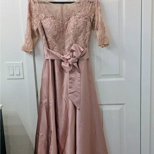 Chic Off-Shoulder Lace Midi Dress in Mauve